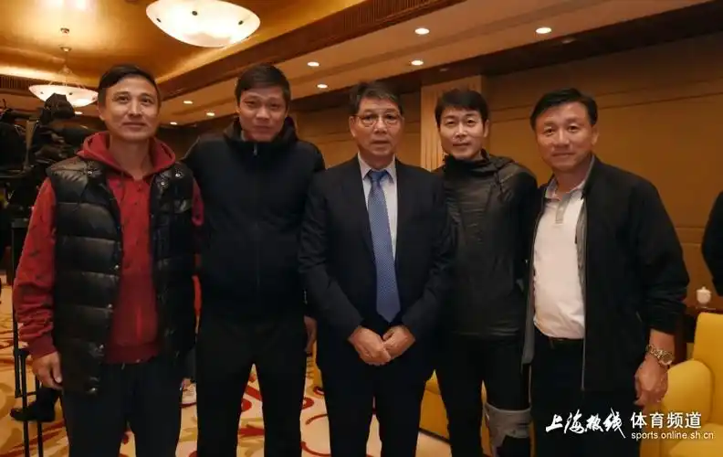 申思祁宏合影根宝谢师恩 95申花聚首催人泪(组图)