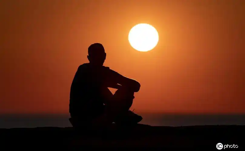 瑞典马尔默绝美夕阳 剪影静谧美好