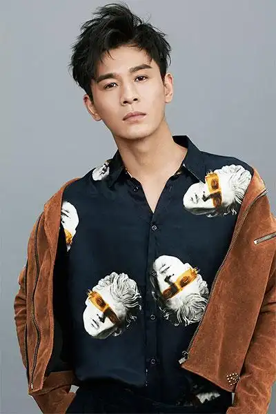 乔振宇最新写真曝光 帅气时尚俏皮笑容温暖