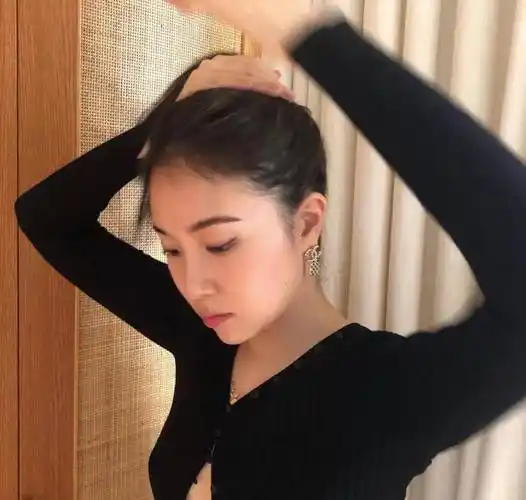 与妻子庆祝结婚一周年,晒求婚领证画面甜到鼾_melinda_郭采洁_大陆