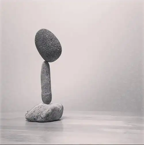 把叠石头玩出超能力一般的效果,他却说只是依赖神秘的直觉和大量经验