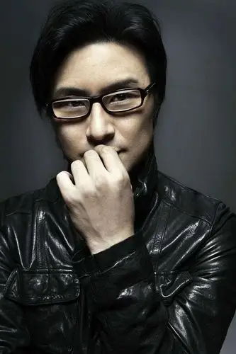 汪峰带的不是眼镜是放大镜吧……(老花镜,已更新)