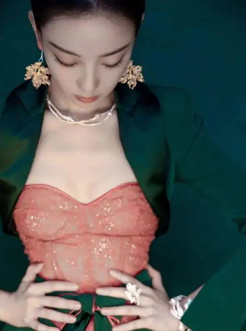 倪妮的活动照赢在了故事感