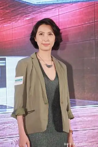 郭蔼明好优雅,白色蕾丝衫配阔腿裤清爽时尚,比她老公刘青云年轻