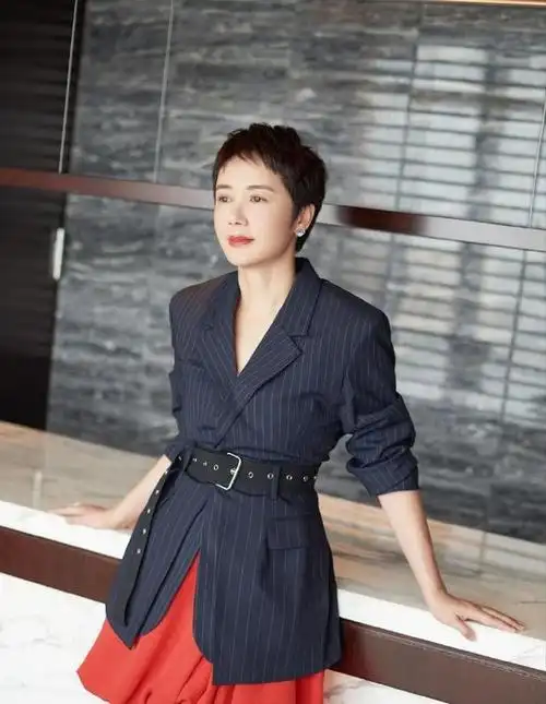 蒋雯丽真是大婶界的骄傲穿红裙配黑西装气色被点亮太娇艳