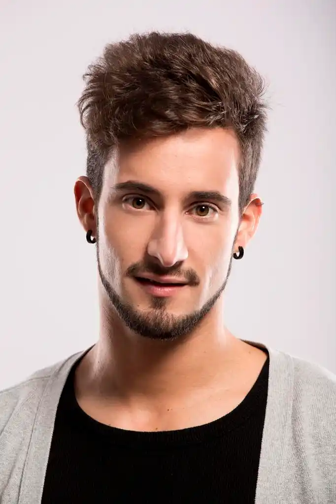 年轻人,年轻帅气的男人在灰色背景的肖像