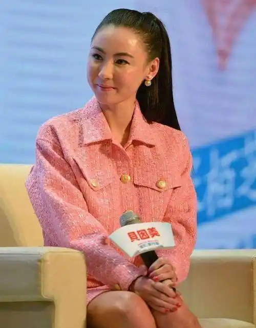 张柏芝生了3胎还那么美,一身粉色套装配高马尾甜美减龄,看不腻_时候