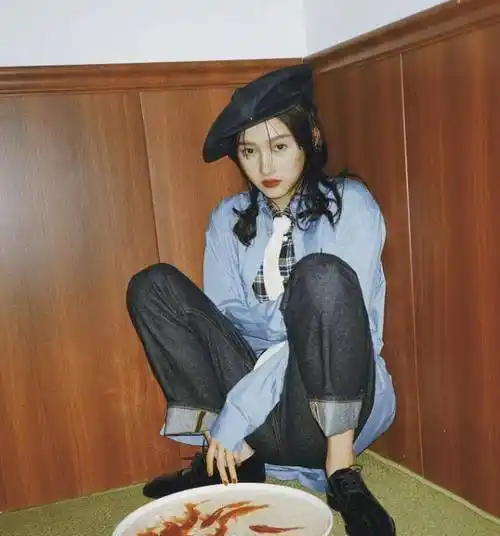 格子衬衫是一款很经典基础的单品,搭配上深色系的阔腿牛仔裤后,造型