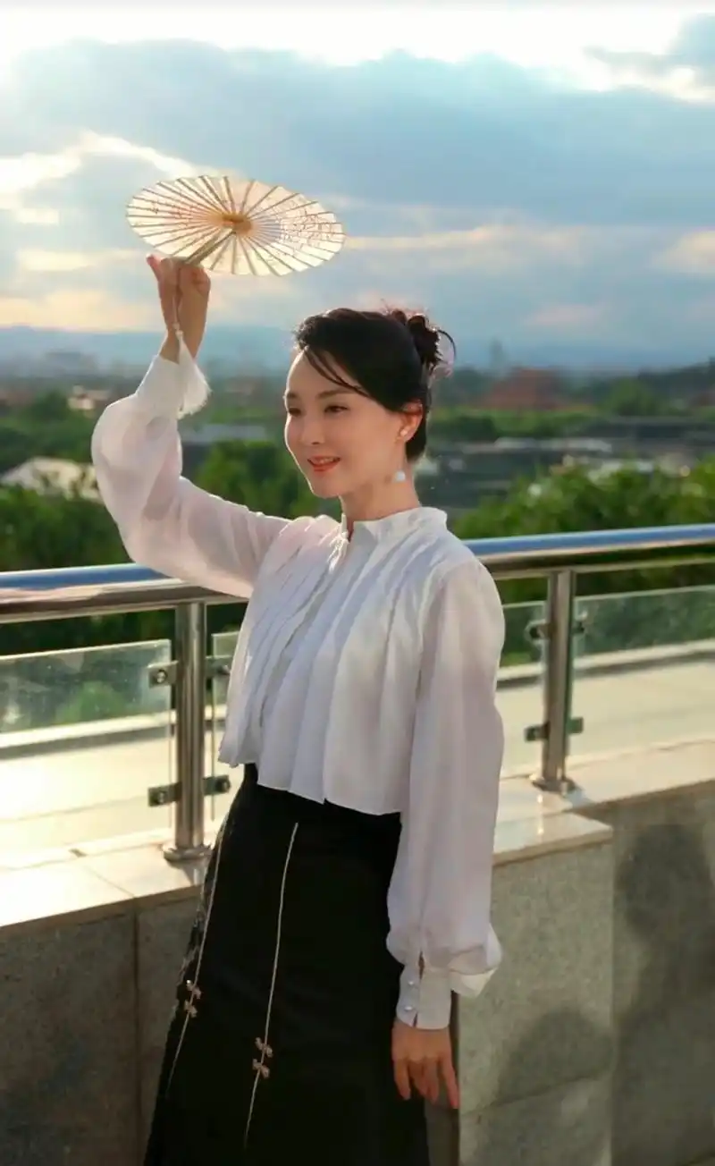 王艳无意暴光自家豪宅在故宫旁边,顶楼有超大花园,网友:真格格?