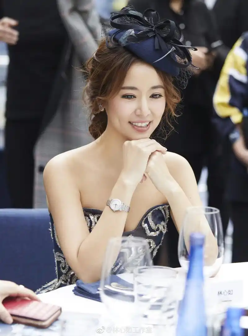 林心如藏蓝色训练服精致干练 低胸礼服长裙古典优雅