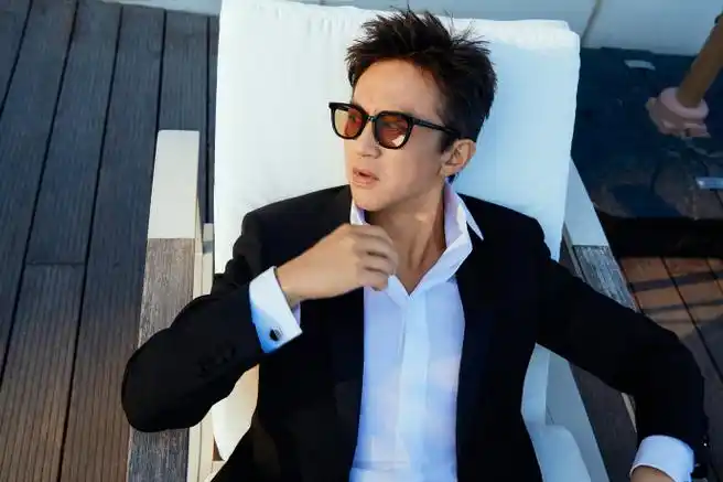 邓超出席#第36届中国电影金鸡奖#经典黑白格调,淬炼沉稳电影气场,酷