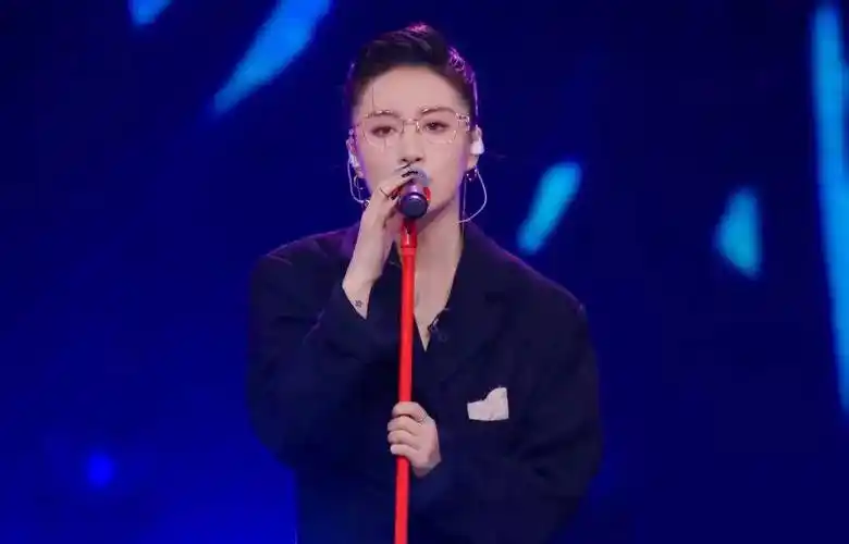 第3季节目的优秀学员,当年凭借一首《普通朋友》获得那英,杨坤的转身