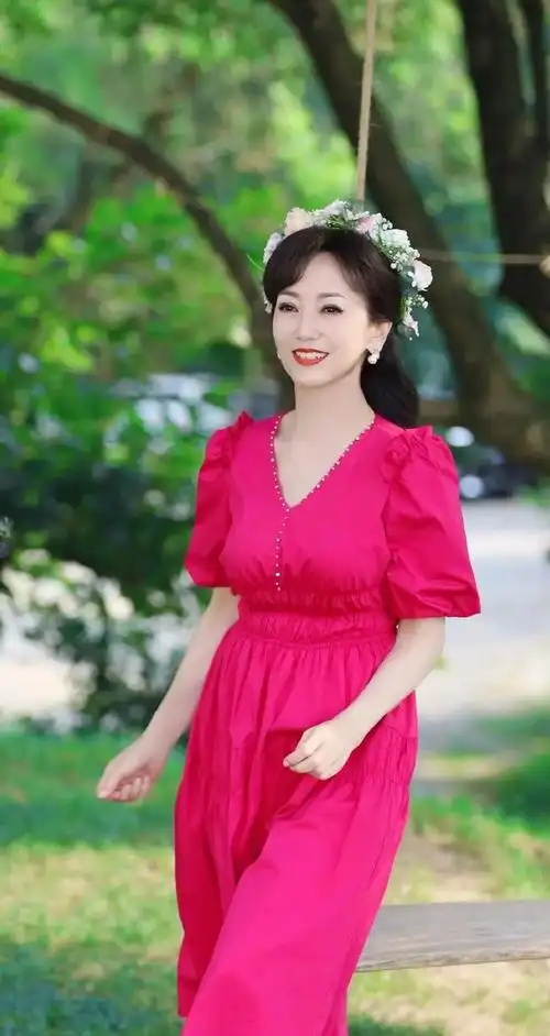 赵雅芝真是够"冻龄",穿玫红色连衣裙似小姑娘,是吃了防腐剂吗|衬衫|半