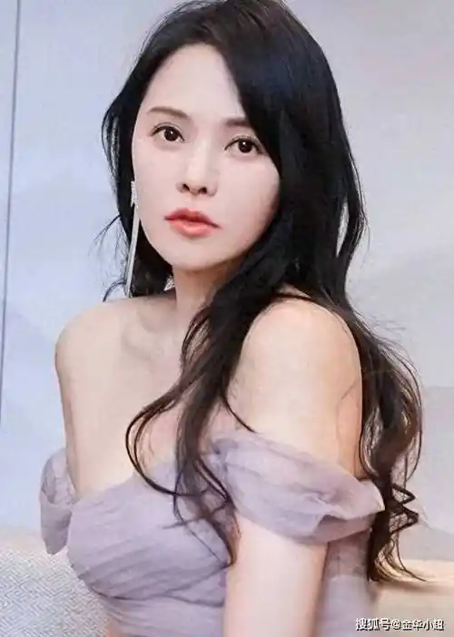 伊能静,作为娱乐圈的标杆之一,其早期的照片曝光后,让人直呼"还是原装