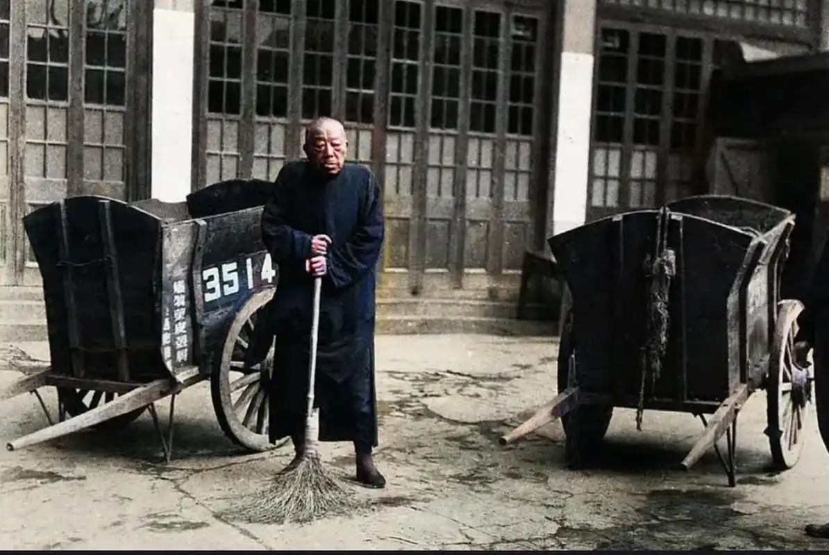 在大街上扫地的这个老头就是上海滩曾经的大佬黄金荣,上海解放时,他没