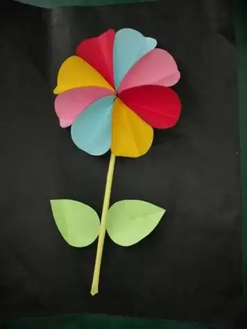 简单的剪纸蝴蝶制作方法:首先准备一张方形卡纸,然后将纸张进行对折.