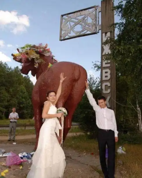 怪异而浪漫俄罗斯流行拍摄搞笑婚纱照组图