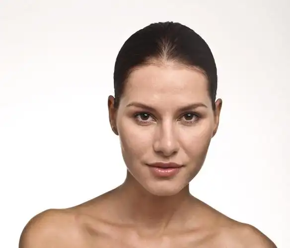 初步接触ps,第一次看着视频练习磨皮,希望大神多指教!