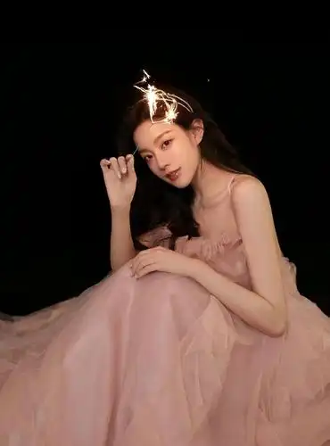 粉红少女,回眸一笑,温婉素雅