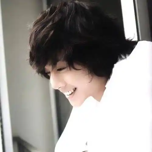 据韩媒报道,金贤重官宣与素人结婚,因受到疫情影响将略过婚礼,该消息