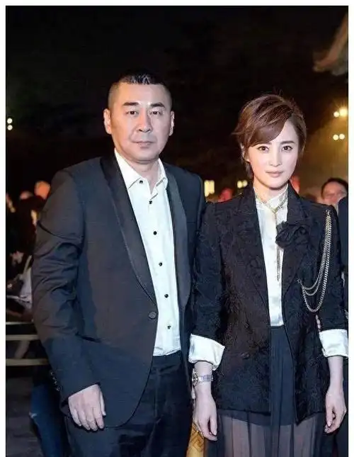 48岁的蒋勤勤带老公亮相,带火新穿法:上半身开会,下半身去约会_女性