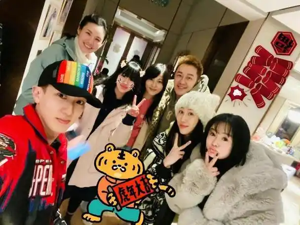 6月12日晚,一段吴尊长女neinei(吴欣怡)与同窗共舞的精彩瞬间在网上