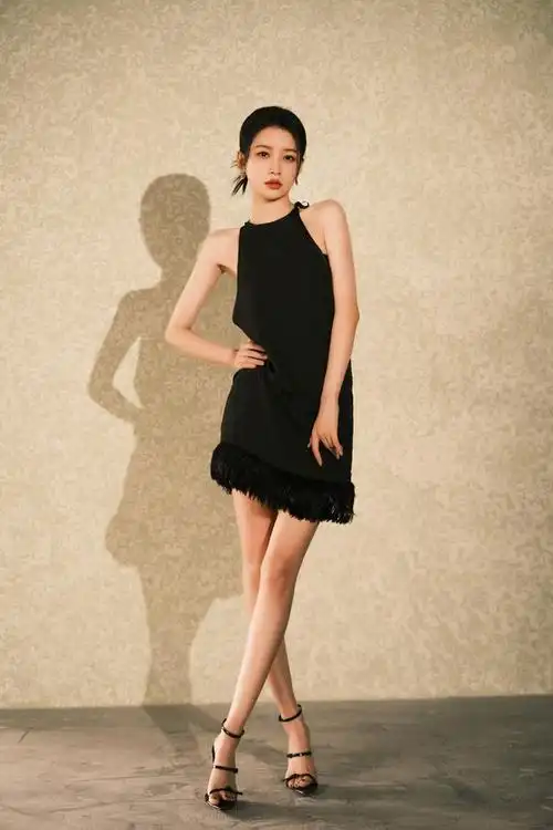 明星写真:孙怡挂脖黑丝绒连衣裙美腿纤细,瓜子脸俏丽可爱