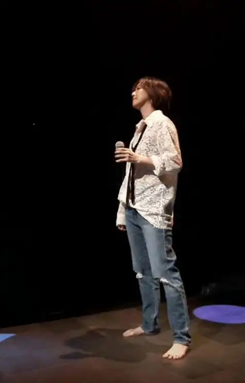 孙燕姿直播首秀诚意满满赤脚清唱歌曲太惊艳关闭付费收看功能