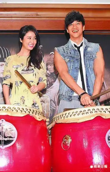 何润东(右),林心如昨天(6月27日)击鼓出席中视《三国》首映会.