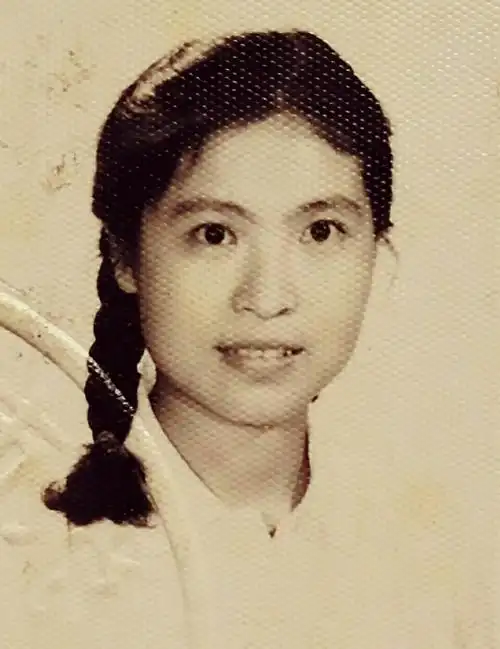 时隔几十个春秋的黑白老照片,虽色调单一,但那年那日的情境再现,激荡