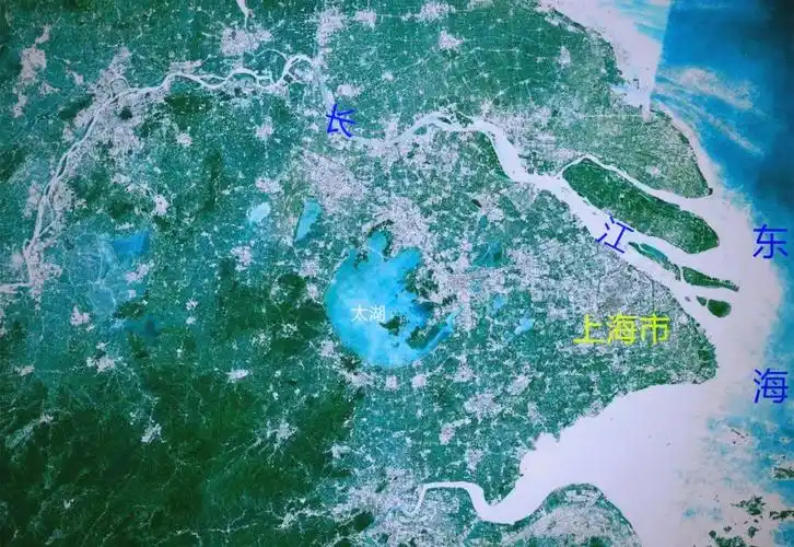 三角洲,英文为delta,源自希腊字母Δ,其形状类似三角形