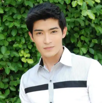 演员395推荐理由:友塔纳布格朗是一位于1991年出生于泰国的男歌手