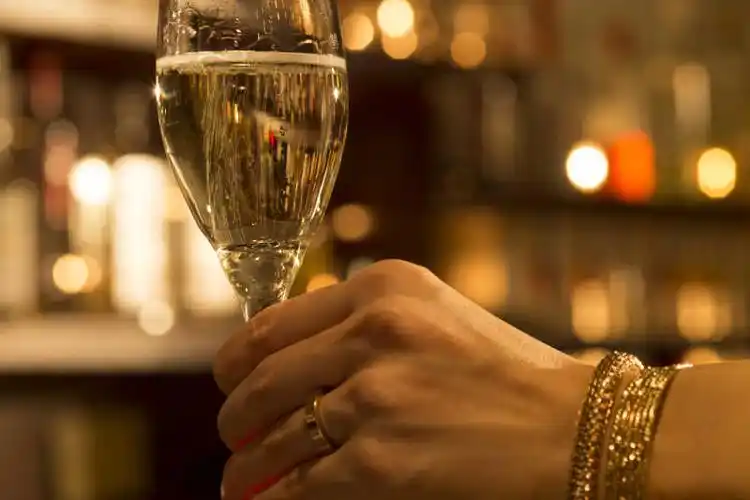 一只女人的手拿着一个高脚杯