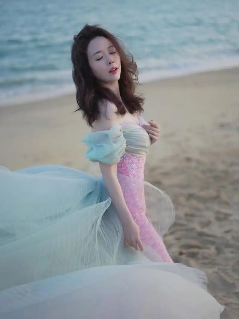 独家写真:颜丹晨以一字肩抹胸裙诠释优雅魅力!