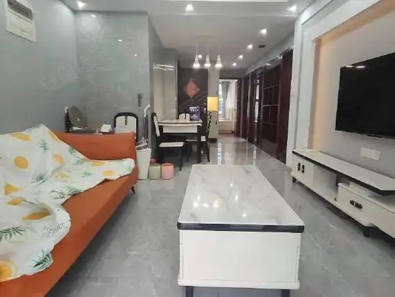 靠大门!蔚蓝三房出租!客厅带空调带电视!出租房源真实图片