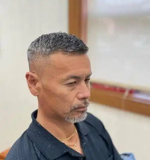 这才是中年男人"反油腻"的秘诀:发型短,衣不穿紧,鞋不邋遢!