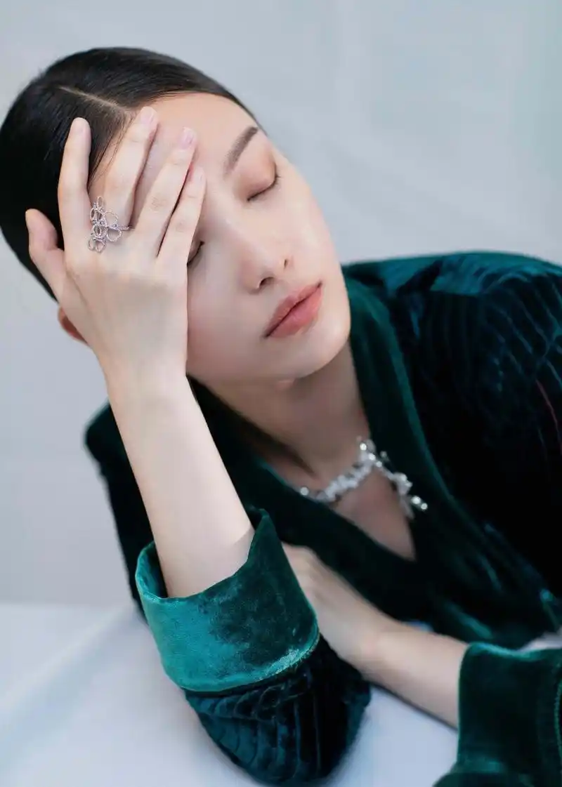 倪妮出席在上海举办品牌节日活动,现场倪妮诠释了自己对爱与梦想的