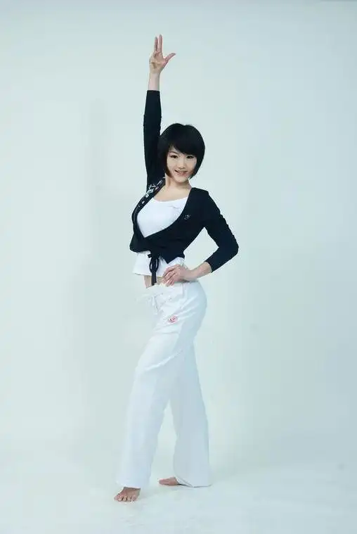 蒋小涵时尚搭配,恬静大方,简约时尚,年轻减龄,美丽动人!