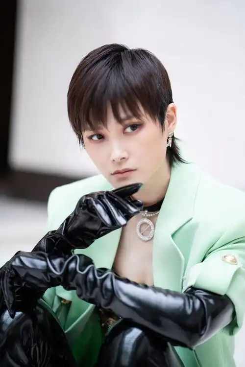 李宇春牛油果绿西装清爽迷人