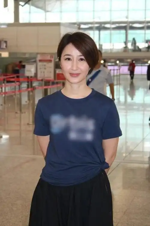 关咏荷晒生活照!高贵的气质依旧不变,把脸上的皱纹都比下去了