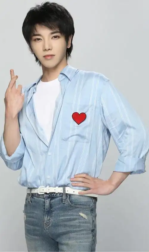 花式比心97 #04不愧是花花,比心都很别致@华晨宇yu