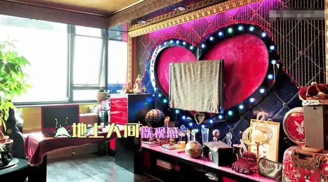 原创大张伟豪宅:比ktv还夸张,大豹纹,红沙发背景墙,活得太通透