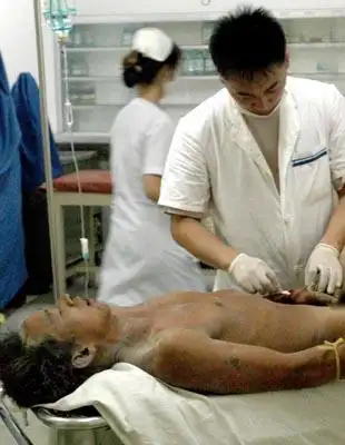 抢救伤者本报讯昨天晚上8时40分左右,正在修建的福州大学城师大工地里