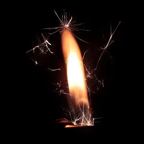 打火机火与黑色背景上的火花