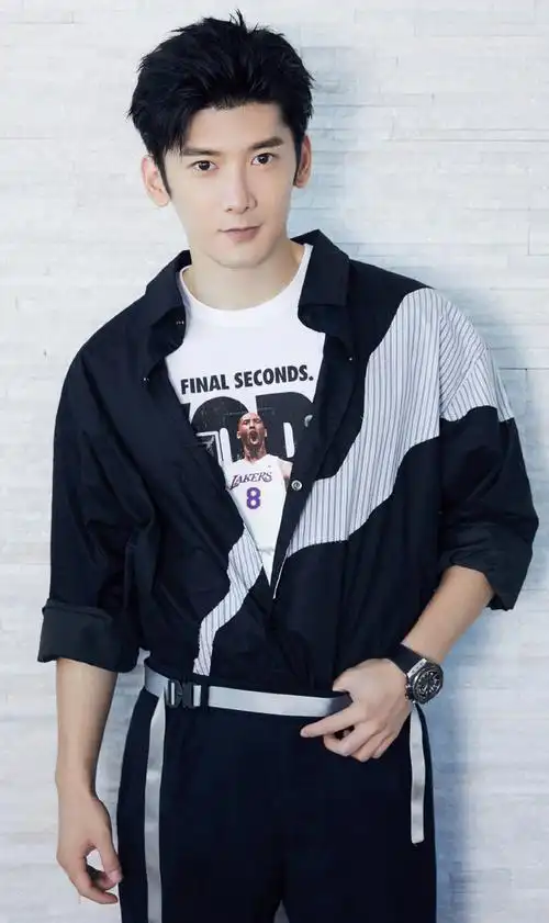 简介:刘芮麟帅气休闲写真图片,分享一组刘芮麟图片给大家,图中的明星