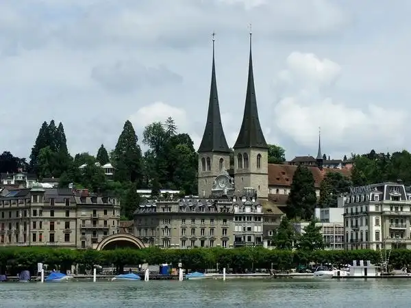 耶稣会教堂(jesuitenkirche),是瑞士第一座大型的巴洛克建筑风格的