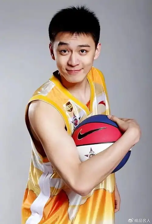 杨鸣离婚引热议网友男人太帅是祸害