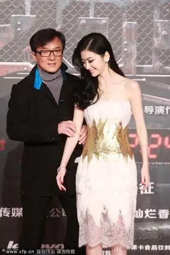 景甜成新任龙女郎 被成龙摸香肩牵玉手开心(组图)