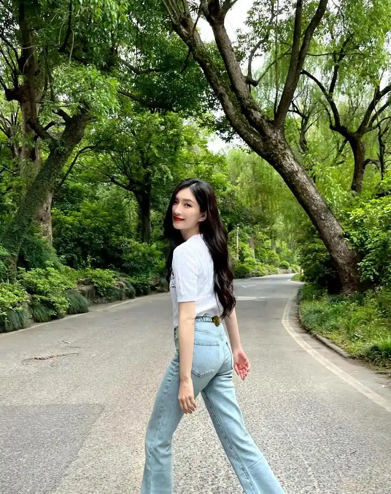 江疏影 气质女神江疏影,近日分享了一组图片.