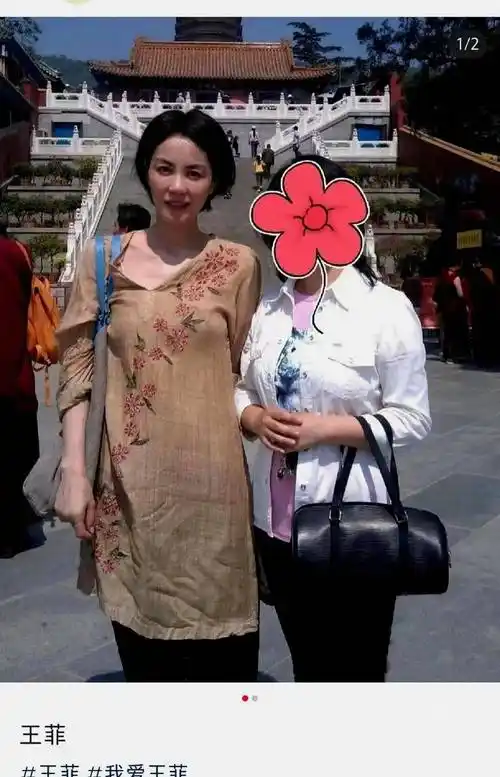 在机场拍到王菲,独自一人不见谢霆锋,穿红毛衣头发凌乱,一身大妈感也